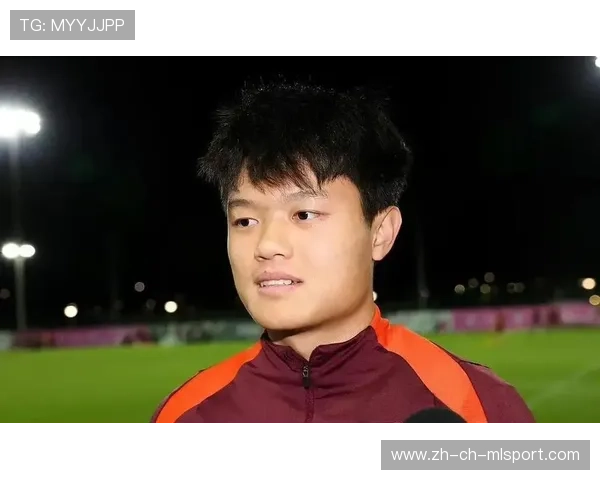 上海海港杨希边路起球，传中直接落到六码点